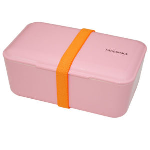 Takenaka bento box lunchbox Candy Pink Lunchen in stijl doe je met de bento boxes van het Japanse merk Takenaka. De mooie candy pink kleurige bento box kan je gebruiken als lunchbox voor koude en warme gerechten of slaatjes. Inclusief een onderverdeler en een elastiek om de bento box te sluiten. De bento boxes zijn ook verkrijgbaar in de kleuren: peppermint, rose en Serenity blue. Microgolf en vaastwasmachine bestendig. Inhoud is 900 ml.