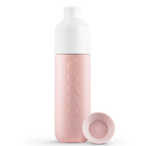 Dopper drinkbus Insulated Steamy Pink 350 m Net enthousiast gezwaaid naar je file-flirt die blijkbaar gebaarde dat je moest invoegen? So what? Uncoole situaties laten jou koud. Want jij redt de wereld on-the-go met je Dopper Insulated Steamy Pink. Dus jij bent – net als het water in de fles - altijd hot. Of cool. Deze zachtroze held past zo in je tas, dus adem in, neem een slok – troostend warm of kalmerend koud – en own it! In iedere situatie houdt de Dopper Insulated Steamy Pink je drankje 9 uur heet of 24 koud. De Dopper Insulated 350 ml Steamy Pink is van hetzelfde formaat als een Dopper Original, maar ze heeft ook een grote zus: De Dopper Insulated 580 Steamy Pink. Algemeen Inhoud 350 ml/12 oz  Drie onderdelen, zeer eenvoudig schoon te maken   Vaatwasmachinebestendig tot 65°C/149°F  Verantwoord geproduceerd in China  Voor warm en koud water   Niet geschikt voor melkachtige dranken  Niet geschikt om te gebruiken in combinatie met de Dopper Sportdop  Afmetingen en gewicht Diameter 6 cm Hoogte 23.6 cm Gewicht 270 g Materialen   18/8 Roestvrijstaal (fles en dop)   PP — Polypropylene (dop)   Tritan (witte bekertje)   Siliconen (rand in de dop en het bekertje)   BPA en Ftalaat vrij De missie van Dopper is om mensen de mogelijkheid te bieden om herbruikbare flesjes te verkiezen boven single-use waterflesjes om zo de waterbronnen van de wereld te beschermen.