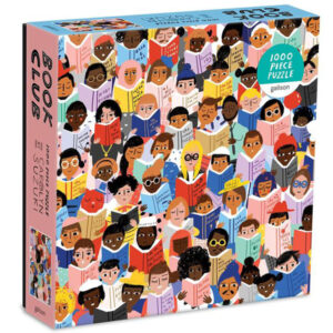 Puzzel Book Club 1000 stuks Book Club 1000 Piece Puzzle bevat een kleurrijke illustratie van honderden mensen die boeken van Carolyn Suzuki lezen, ze is vooral bekend om haar illustraties die vreugde en diversiteit vieren met heldere kleuren, speelse patronen, dierenvriendjes en een dosis humor. De prachtige puzzel is gedrukt op 90% gerecycled karton en gedrukt met duurzame inkt.