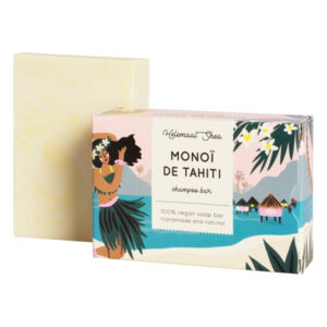 Monoï de Tahiti Haarzeep Monoï de Tahiti olie is geweldig voor je haar. Monoï de Tahiti olie is kokosolie waarin de bloemblaadjes van Tahitiaanse gardenia’s (beter bekend als Tiaré bloemen, Tahiti’s nationale bloem) worden gedrenkt. De geur van de bloemen en de alle goede bestanddelen van bloemen trekken dan in de olie. De Monoï de Tahiti Solid Shampoo zorgt voor een prachtige glans, hydrateert het haar en vermindert haarbreuk, pluis en statisch haar. Daarnaast zorgt het voor een betere elasticiteit van het haar. Door de natuurlijke geur van de Monoï olie (Gardenia) en de combinatie van etherische olie van patchouli, ylang ylang en citroen heeft deze haarzeep heeft een zachte, bloemige en exotische geur met een frisse hint van citroen. De haarzeep is dagelijks te gebruiken en geschikt voor alle haartypes. Ingrediënten: verzeepte olijfolie, verzeepte shea butter*, verzeepte castorolie, verzeepte mango boter, glycerine, water, verzeepte Monoï de tahiti kokosolie, verzeepte kokosolie*, verzeepte rijstkiemolie*, bentoniet klei, etherische olie van patchouli, zoete sinaasappel, citroen, mandarijn, ylang ylang en geranium, titanium dioxide en mica*** (natuurlijke kleurstoffen). * biologisch ** van nature aanwezig in etherische olie, ***gegarandeerd kinderarbeidvrij. De verpakking is ontworpen door Marijke Buurlage Illustration. Houdt er rekening mee dat je haar moet wennen aan het wassen met haarzeep. Afhankelijk van hoe vaak je je haar wast duur het ongeveer 2 tot 4 weken voordat je haar gewend is. Het kan zijn dat je niet meteen tevreden bent. Dit komt omdat je haar en hoofdhuid eerst moeten wennen aan het feit dat je geen chemische producten meer gebruikt en de tijd nodig hebben om zich te herstellen. Na een 2 a 3 keer wassen kan het haar nog wat vet aanvoelen. Als je al wat langer wast met solid shampoo dan zal je gaan merken dat je haar meer volume gaat krijgen. En je haren zijn heerlijk zacht.