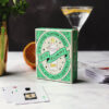 Speelkaarten Gin Rummy Standaard speelkaarten met een (limoen) twist! Elke kaart is voorzien van een aangepaste illustratie van een gin-merk of klassieke cocktail. Inclusief Engelstalige recepten.