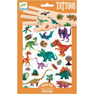 Djeco Tattoos Dinosaurus vanaf 3 jaar Dino Club is een set met 50 tattoos voor kinderen vanaf 3 jaar. De tattoos zijn van het Franse merk Djeco en dermatologisch getest. In de hersluitbare verpakking zitten 2 vellen met 50 verschillende tattoos.