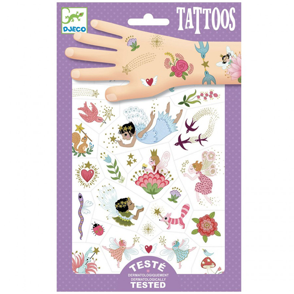 Djeco Tattoos elfjes vanaf 3 jaar Fairy Friends is een set met 50 tattoos met goudkleurige accenten voor kinderen vanaf 3 jaar. De tattoos zijn van het Franse merk Djeco en dermatologisch getest. In de hersluitbare verpakking zitten 2 vellen met 50 verschillende tattoos.