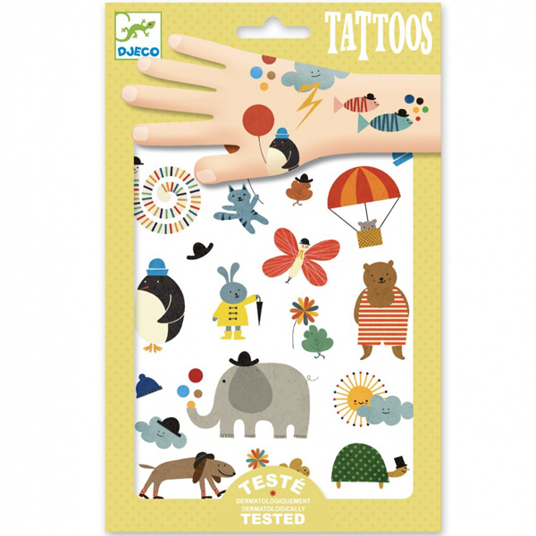 Djeco Tattoos Little Things vanaf 3 jaar Little Things is een set met 50 tattoos voor kinderen vanaf 3 jaar. De tattoos zijn van het Franse merk Djeco en dermatologisch getest. In de hersluitbare verpakking zitten 2 vellen met 50 verschillende tattoos.