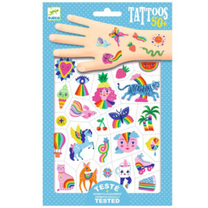Djeco Tattoos Rainbow vanaf 3 jaar Rainbow is een set met 50 kleurrijke tattoos voor kinderen vanaf 3 jaar. De illustraties zijn van Sarah Walsh voor het Franse merk Djeco. De rainbow tattoos zijn dermatologisch getest. In de hersluitbare verpakking zitten 2 vellen met 50 verschillende regenboog tattoos.