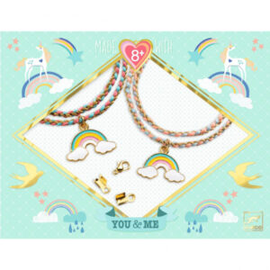 Djeco DIY Armbandjes rainbow vanaf 8 jaar Weef 2 mooie "regenboog" armbanden volgens de traditionele Japanse kunst van kumihimo. Twee armbandjes om te bewaren of cadeau te doen aan een vriendin in een mooi organza zakje. En voor nog meer herinneringen zijn er twee geïllustreerde kaarten bijgevoegd om lieve berichtjes op te schrijven.  Leeftijd: vanaf 8 jaar