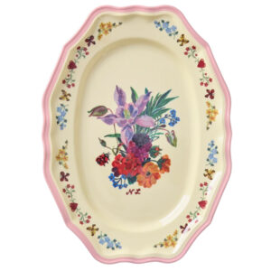 Dienblad Flowers Serveer je heerlijke eten in een vintage-geïnspireerde schaal. De schaal heeft prachtige bloemendetails die ontworpen zijn door Nathalie Lété. De schaal is van melamine en de afmetingen zijn B19 x L26 cm, dus er is genoeg ruimte voor heel veel lekkers. Melamine is duurzaam en ideaal voor dagelijks gebruik, omdat het sterk en makkelijk schoon te maken is.
